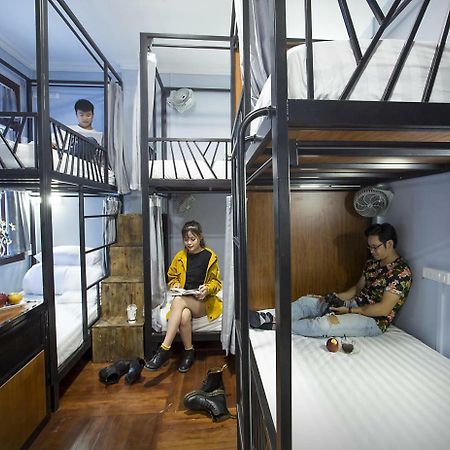 The Chi Novel Hostel Hanoi Buitenkant foto